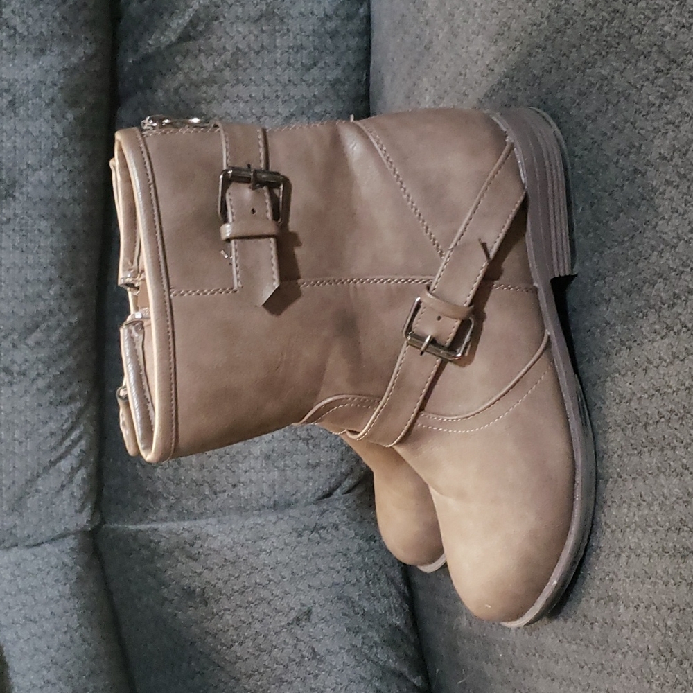 Vanity Boots brown size 8.5